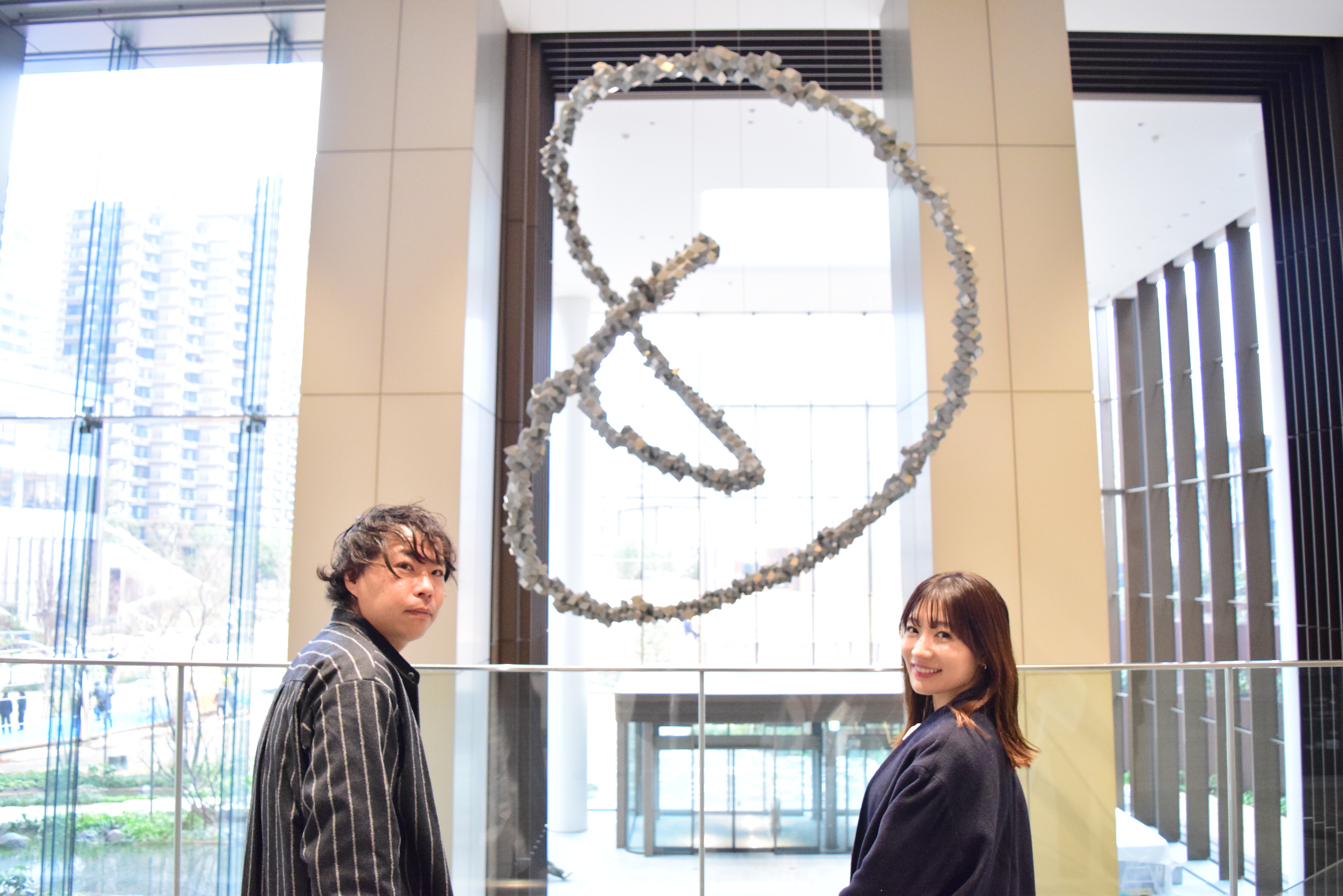第7回はアートテラー・とに～さんと北川彩さんが「話題の虎ノ門ヒルズ・麻布台ヒルズのアートスポット」をぶらァ～ト！